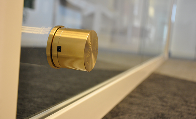 Ottone installato su una parete in vetro